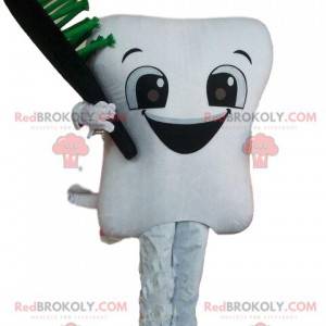 Mascote de dente branco com uma escova de dentes, dente gigante
