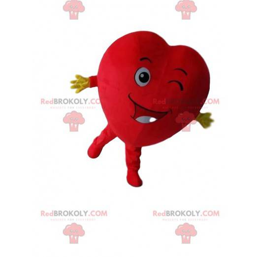 Mascota gigante del corazón rojo, guiñando un ojo -