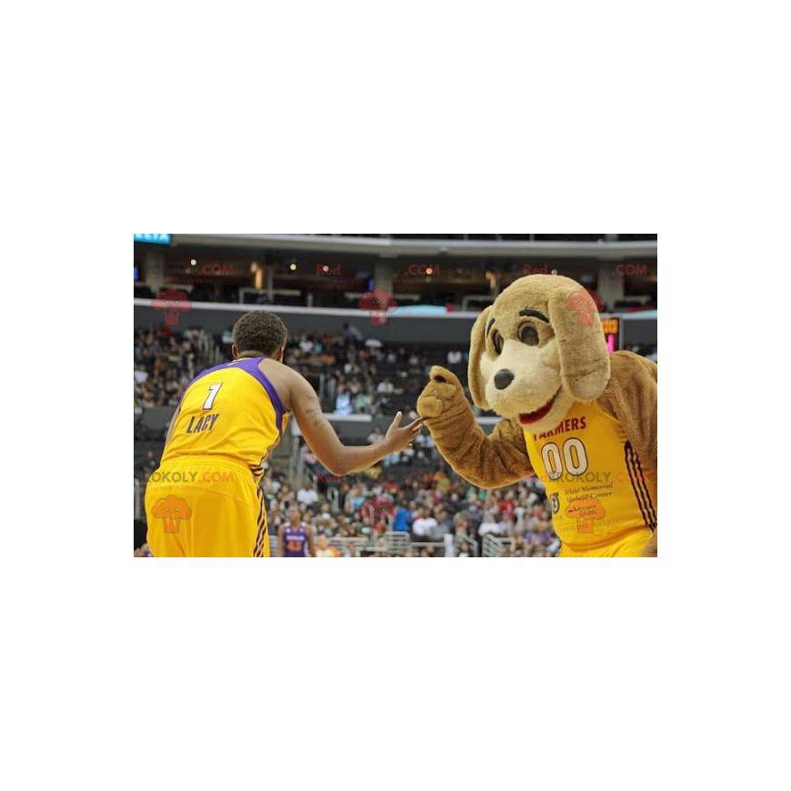 Hnědý pes maskot ve sportovním oblečení - Redbrokoly.com