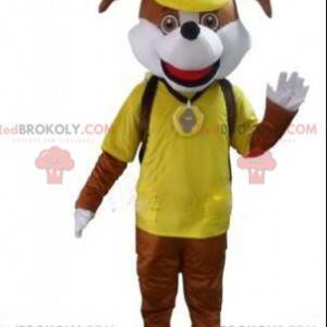 Brązowy pies maskotka w żółtym stroju, ubrany kostium psa -