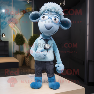 Błękitna owca w kostiumie...