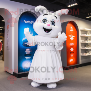 Biała zawieszka w kostiumie...