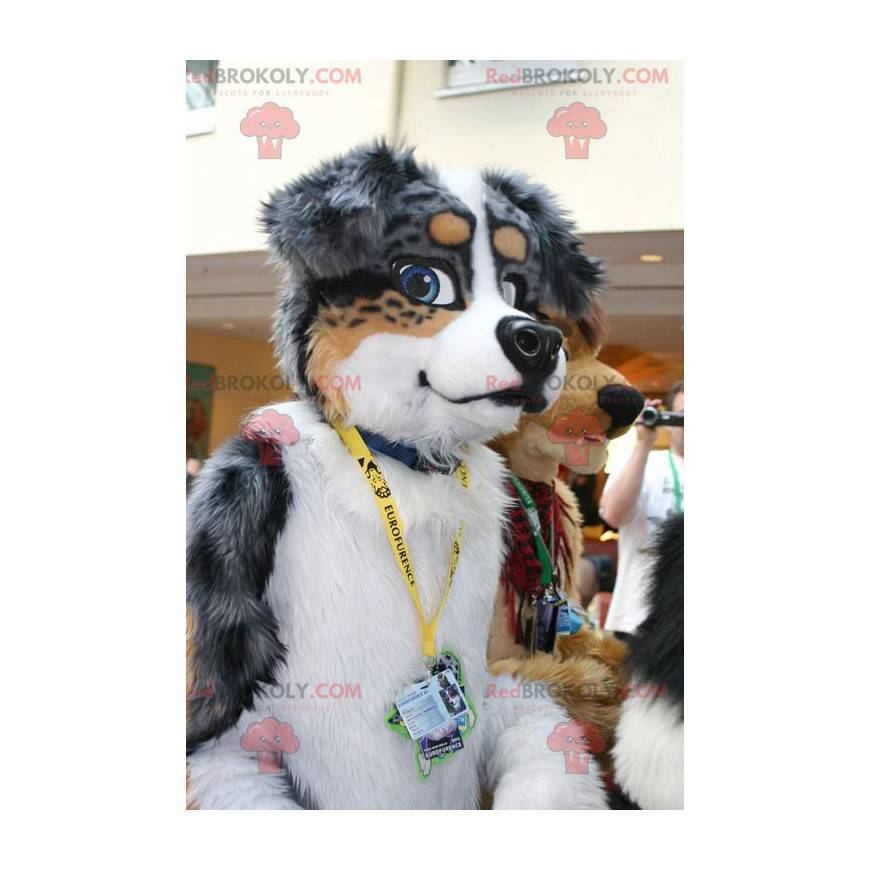 Grijze bruine en witte hond mascotte - Redbrokoly.com