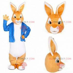 Oranje en wit konijn mascotte met een blauw jasje -