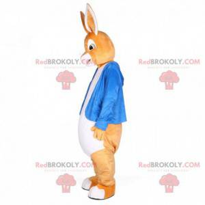 Mascotte de lapin orange et blanc avec une veste bleue -