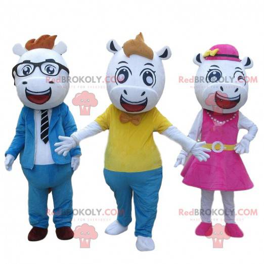 3 mascotas de vaca en elegantes atuendos, 3 toros -