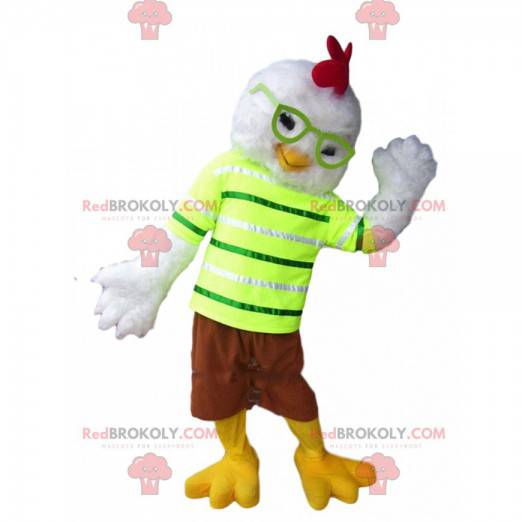 Kycklingmaskot med glasögon och en färgglad outfit -