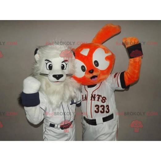 2 Maskottchen: ein weißer Löwe und ein orangefarbenes Kaninchen