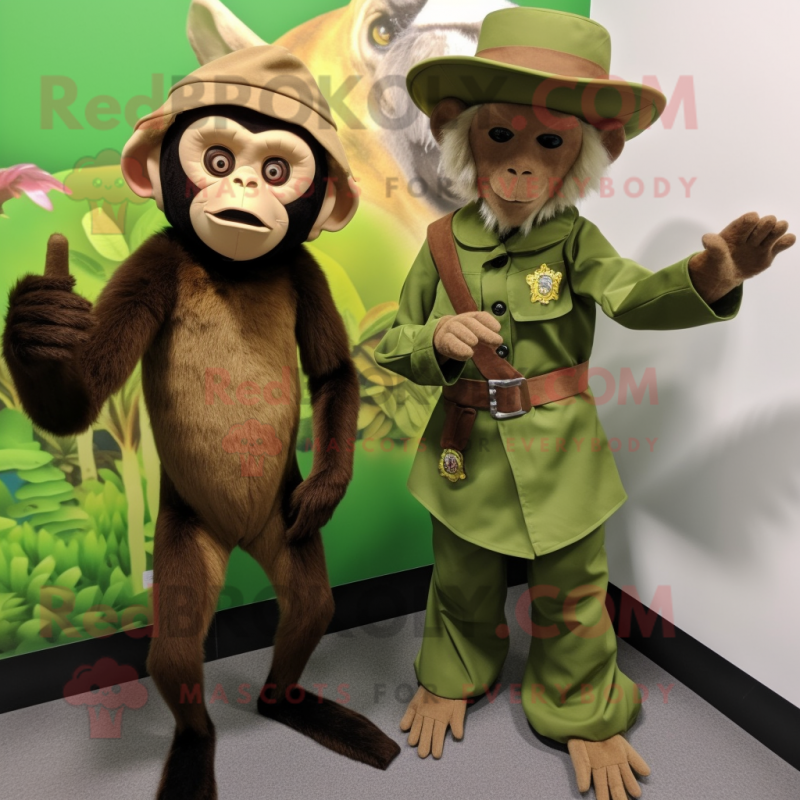 Personaje de disfraz de mascota de mono capuchino verde oliva vestido con  un vestido y relojes