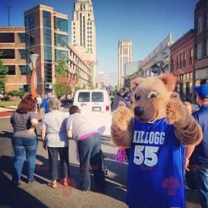 Mascot oso beige con un jersey azul - Redbrokoly.com