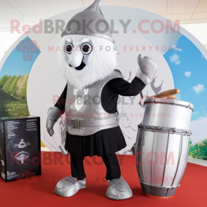 Srebrny kostium maskotki...