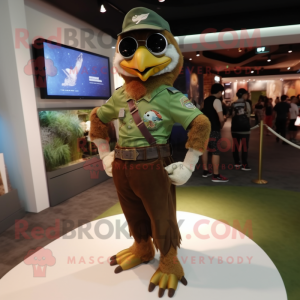 Olive Falcon maskot kostume...